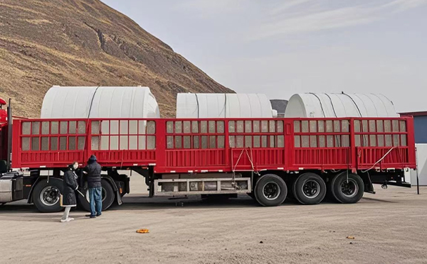 新疆塑料桶装车完毕准备运输中