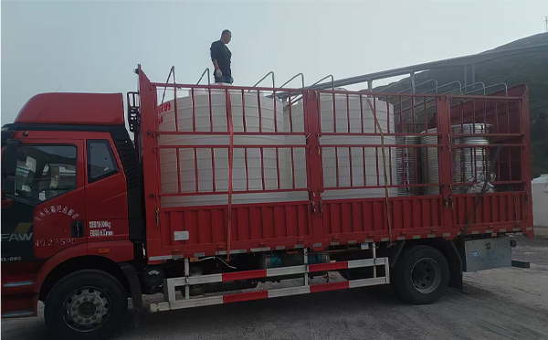 新疆立式运输桶安排发货现场